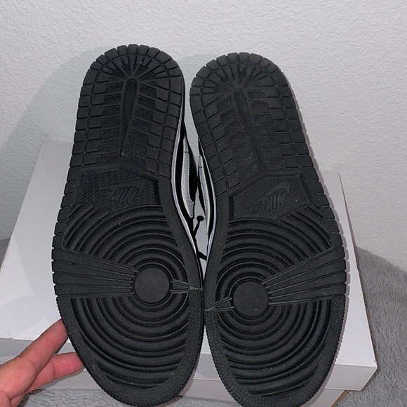 SALE! Woman’s Air Jordan 1 Low.                                  Size US 8.5 - Picture 11 of 12